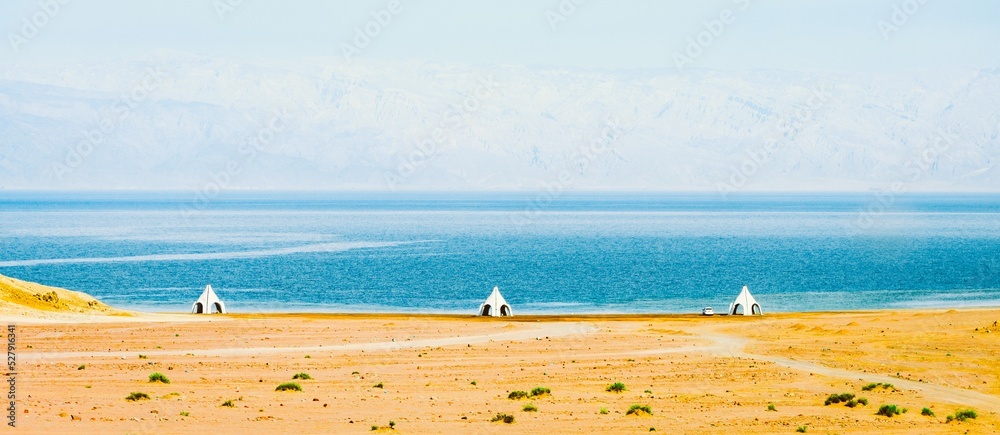 Obraz premium Resthouses by a beach in Haql, Saudi Arabia.