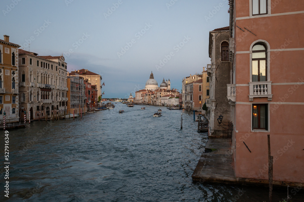 Le Grand Canal à Venise avec la basilique de Santa Maria della Salute en fond