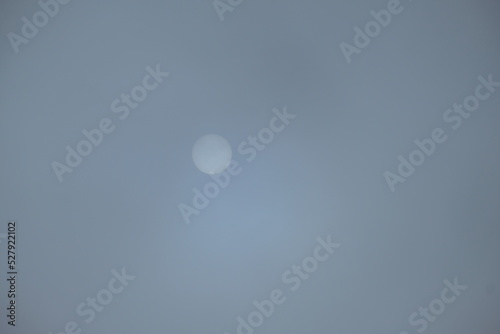 FU 2022-01-11 Sonne 1 Durch den Nebel scheint die Sonne hindurch