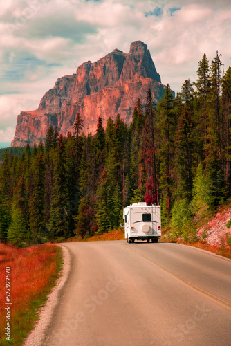 Foto Motorhome Camper RV In Rocky Mountains Wilderness