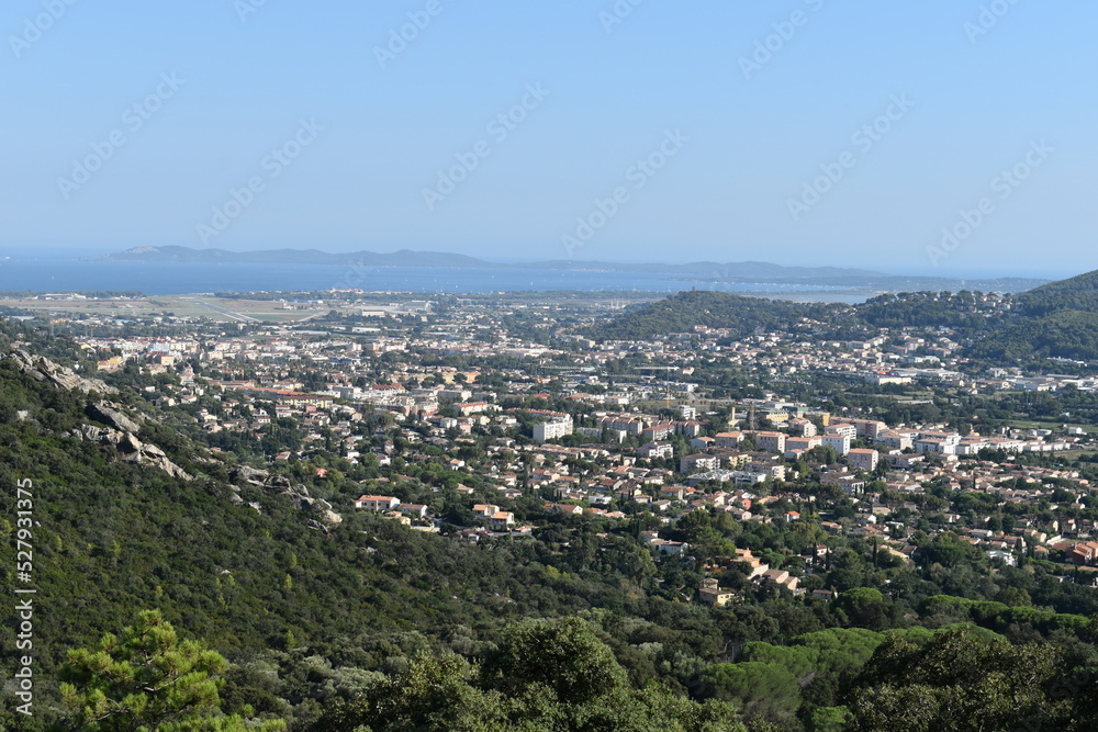 Vue panoramique sur ville de HYERES, le mont des oiseaux et la presqu'île de Giens