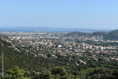 Vue panoramique sur ville de HYERES, le mont des oiseaux et la presqu'île de Giens