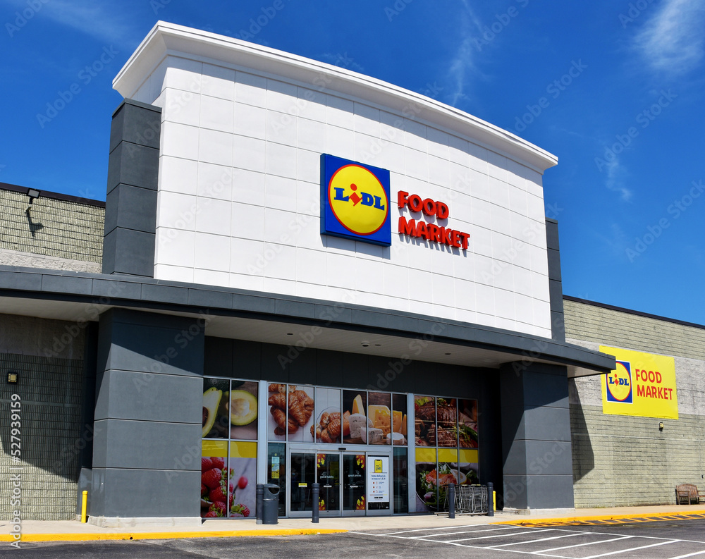 Lidl Supermarket in Fayetteville, North Carolina, USA Stock Photo