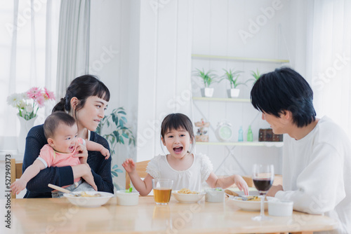 全員でごはんを食べる幸せな家族