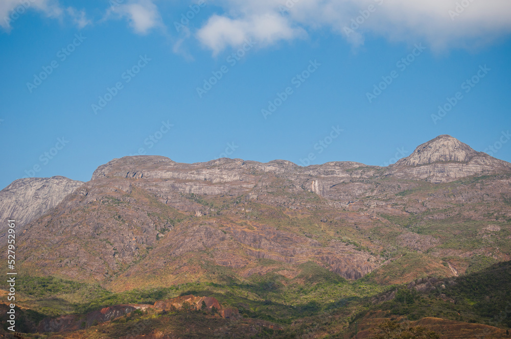 As serras de Minas Gerais, Brasil, com cadeias  de montanhas que encantam turistas de todo o mundo