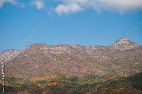 As serras de Minas Gerais, Brasil, com cadeias  de montanhas que encantam turistas de todo o mundo © Ronaldo TRS