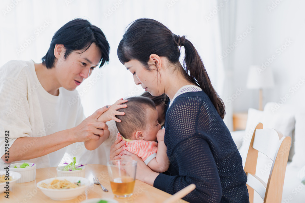 赤ちゃんに授乳をするお母さん