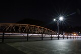 夜景街灯の光線と自動車のテールランプのレーザービーム