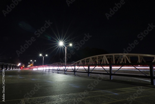 夜景街灯の光線と自動車のテールランプのレーザービーム © n.s.d