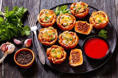 Konstfotografi sloppy joe cups on black plate, top view