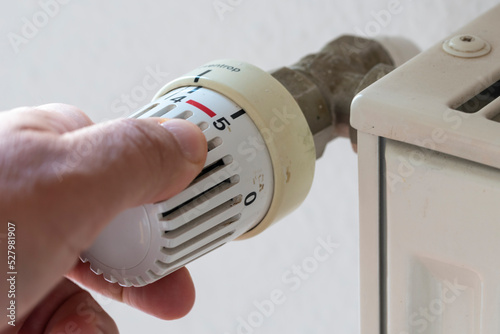 Hand regelt Thermostat, Heizung, Deutschland
