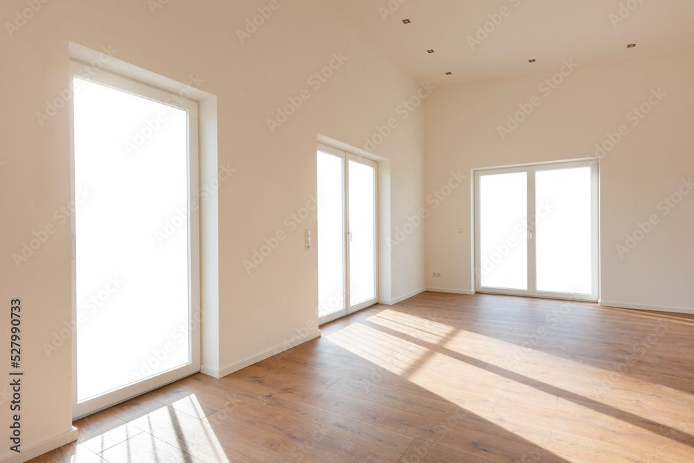 Leeres Zimmer mit Durchblick ins Freie