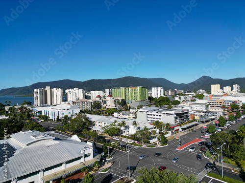 Tablou canvas Aerial photo of Cairns city and mountains