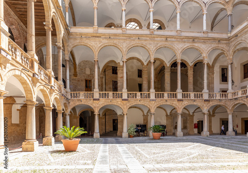 Φωτογραφία Palermo, Italy - July 6, 2020: Courtyard of Palazzo dei Normanni (Palace of the Normans, Palazzo Reale) in Palermo city