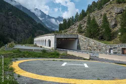 lądowisko dla śmigłowców przy drodze w alpach, tunel lawinowy, Italy helipad on road in alps, avalanche tunnel photo