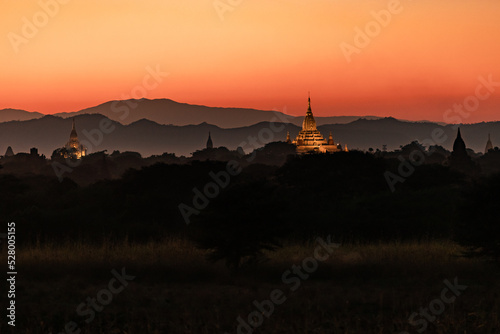 The romantic sunset behind the temples of Bagan in Myanmar © reisezielinfo