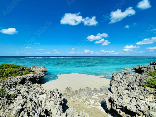 美しい海岸に打ち寄せる福徳岡ノ場からの軽石