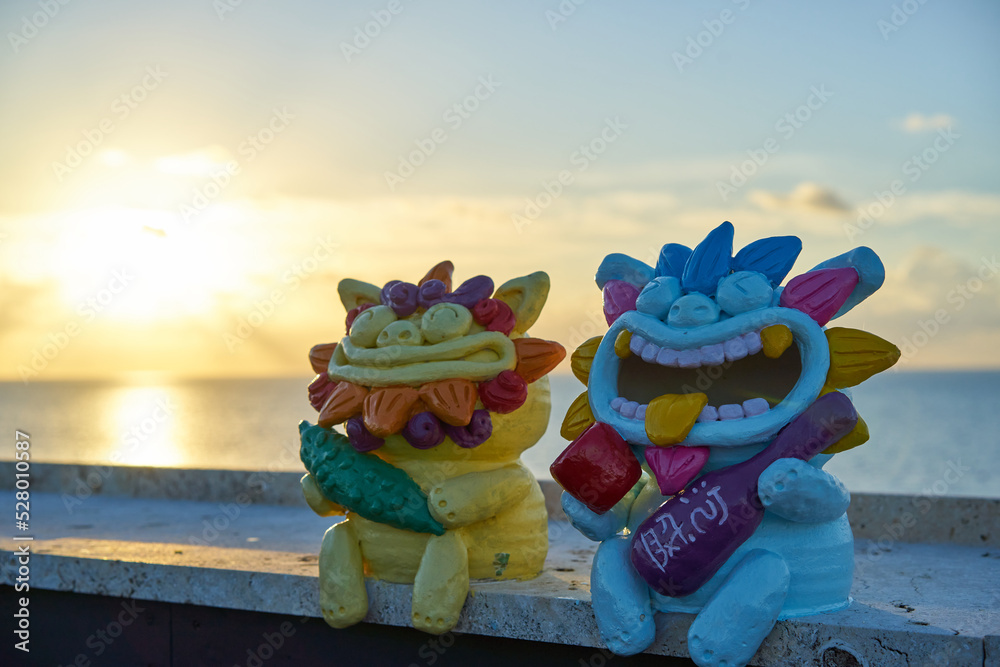 Fototapeta premium okinawa dragon statue and sun set