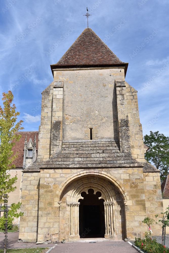 vue du clocher porche d'une église dans la campagne française