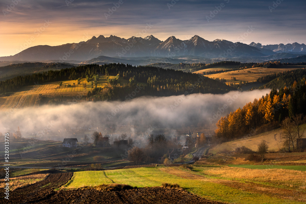 A foggy, autumn morning in the Pieniny Mountains with a view of the Tatra Mountains. 
Mglisty, jesienny poranek w Pieninach z widokiem na Tatry.  - obrazy, fototapety, plakaty 
