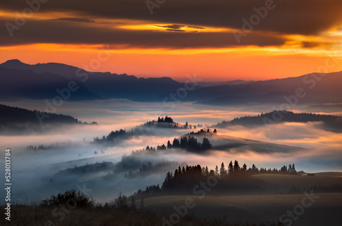 Autumn, fog. View from Spisz to the Pieniny Mountains. Sunrise. Jesień, mgła. Widok ze Spisza na pieniny. Wschód słońca. Barwy i kolory jesieni. Wschód słońca  © Arkadiusz