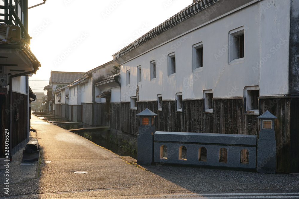 Obraz premium 静かな春の朝、倉吉の美しい街並み(鳥取県)