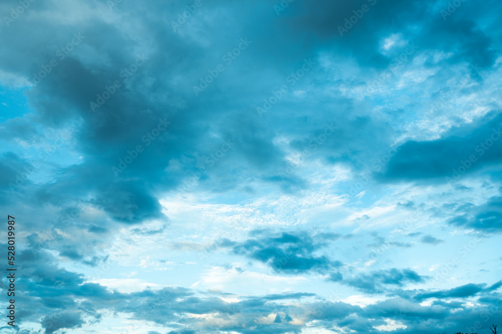 空にもこもこ白い雲と天気の良い空 空にもこもこ白い雲と天気の良い空