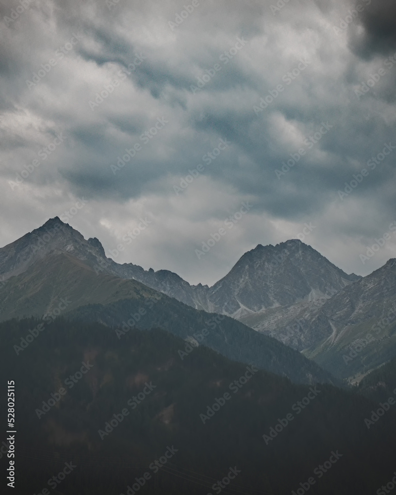 die Bergspitzen Karlspitze, alter Mann und Kuppkarles Spitze in den tiroler Alpen in Österreich im Herbst vor einem Wolken verhangenem Himmel