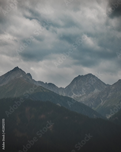 Fototapeta Naklejka Na Ścianę i Meble -  die Bergspitzen Karlspitze, alter Mann und Kuppkarles Spitze in den tiroler Alpen in Österreich im Herbst vor einem Wolken verhangenem Himmel