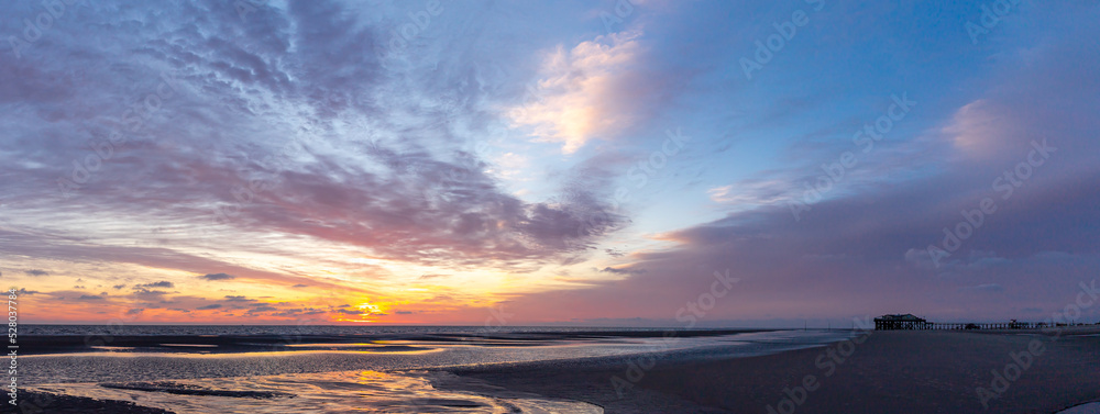 Sonnenuntergang über dem Strand von St. Peter Ording