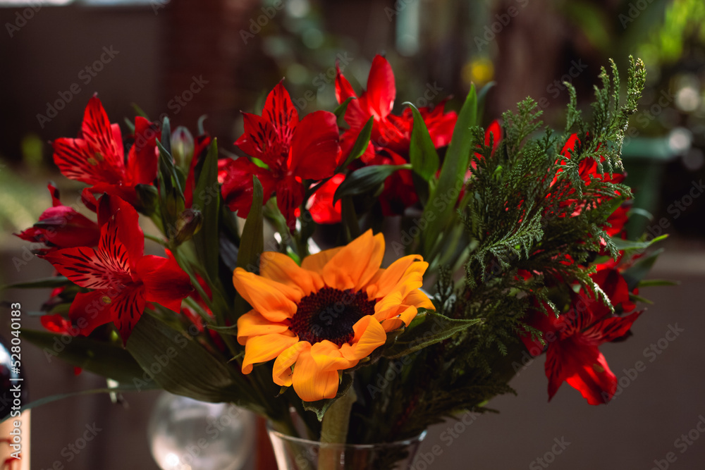 bouquet de flores vermelhas com girassol