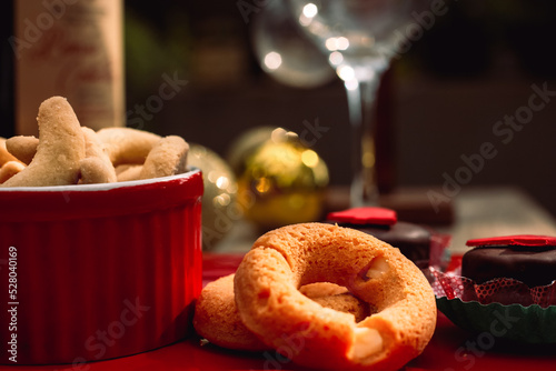 Murais de parede Rosquinhas com sequilhos e doces de chocolate na mesa posta com flores e bolas d