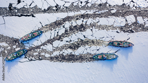 Four icebreakers crushing i...
