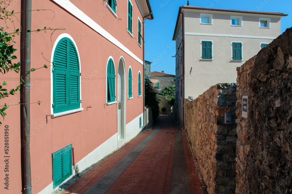 Strada di Pugliola tra facciate e mura Strada di Pugliola tra facciate e mura