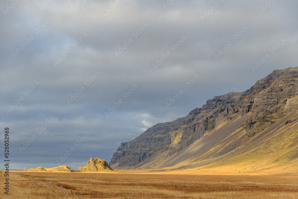 Fototapeta premium Górski krajobraz z polami traw