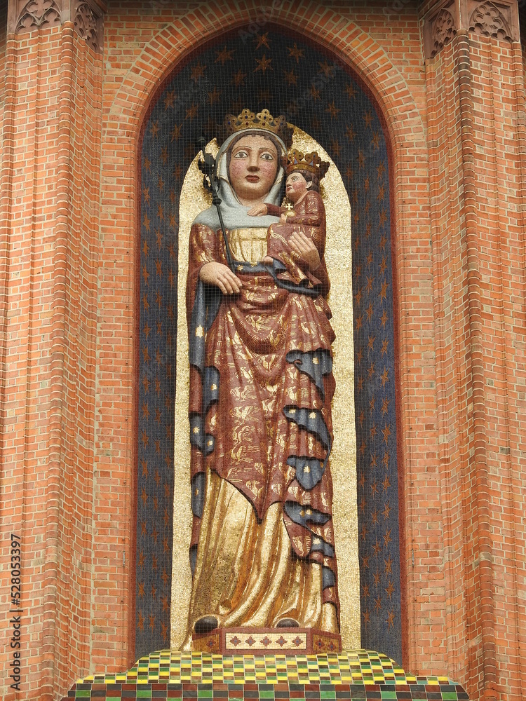 Obraz premium virgin mary statue in marienburg castle in malbork, poland