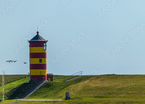 Ausgangstext
der pilsumer leuchtturm bei pilsum deutschland nordsee
 photo