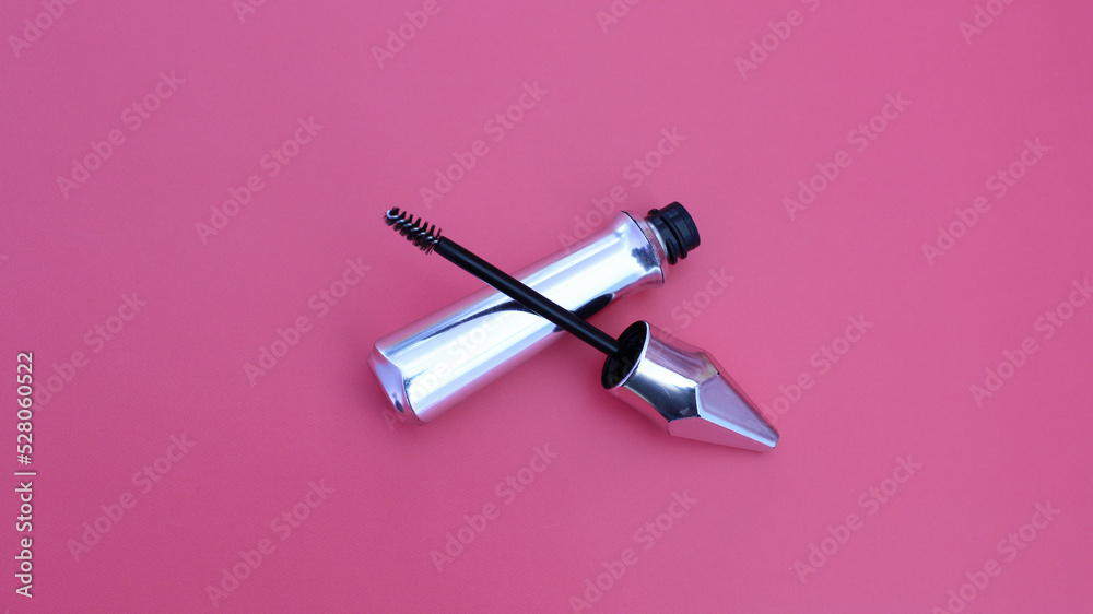 Rimel para ojos pequeño en color plata. Sin marca en el envase. Rimel para ojos pequeño en color plata. Sin marca en el envase.