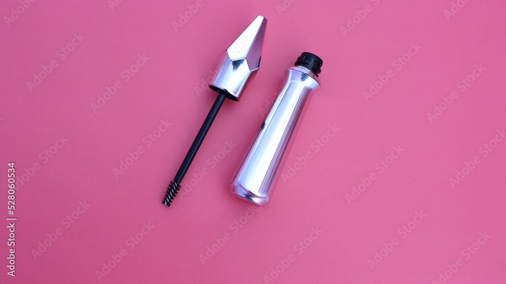 Voluminizador de cejas metalico sobre fondo rosa, sin marca en el envase. Voluminizador de cejas metalico sobre fondo rosa, sin marca en el envase.