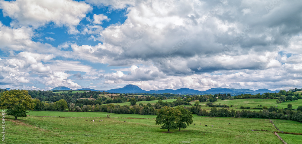 volcans d' Auvergne, chaine des Puys, Puy de Dôme volcans d' Auvergne, chaine des Puys, Puy de Dôme