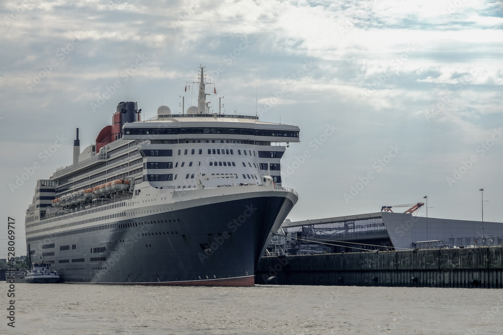 Ozeanliner im Hafen Rotterdam, Holland - Ocean liner cruiseship cruise ship at cruise terminal in Rotterdam, Netherlands	