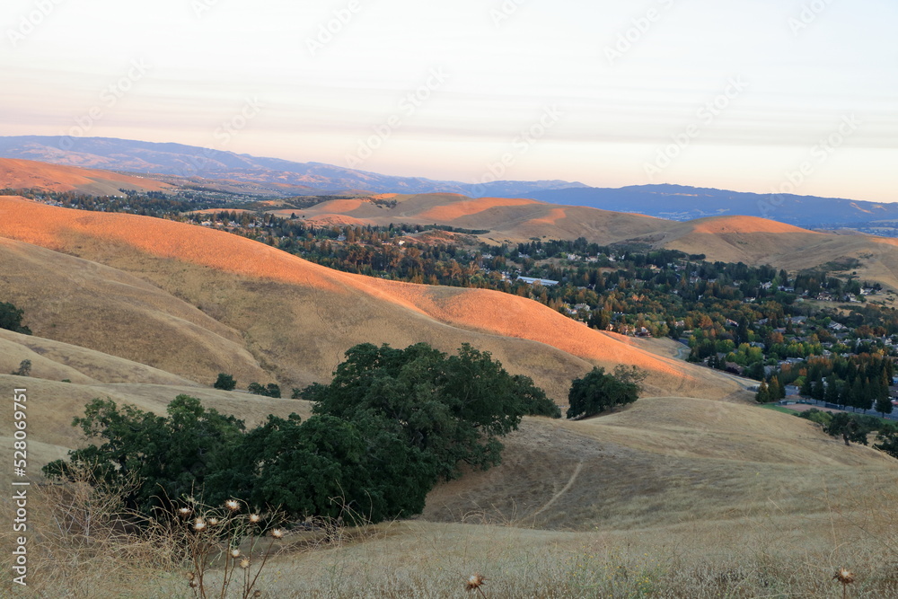 Obraz premium Sunset in the San Ramon Valley seen from hills nearby