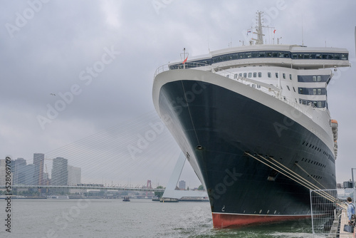 Ozeanliner im Hafen Rotterdam, Holland - Ocean liner cruiseship cruise ship at cruise terminal in Rotterdam, Netherlands  © Tamme