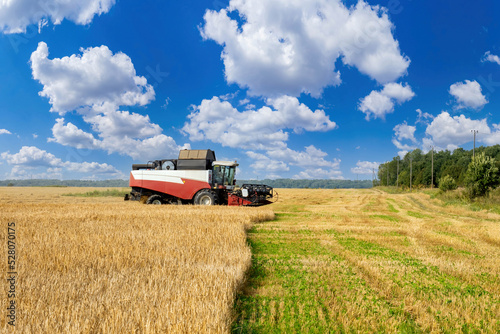 Combine harvesting. Grain h...