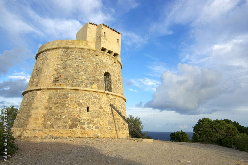 Torre des Campanitx ( Torre d´en Valls),(s.XVIII). Punta de Sa Torre.Es Pou des Lleo.Ibiza.Islas Pitiusas.Baleares.España. Torre des Campanitx ( Torre d´en Valls),(s.XVIII). Punta de Sa Torre.Es Pou des Lleo.Ibiza.Islas Pitiusas.Baleares.España.
