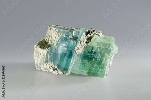 Fotografija Brucite (hydroxide class) mineral magnesium hydroxide, fused green blue crystals