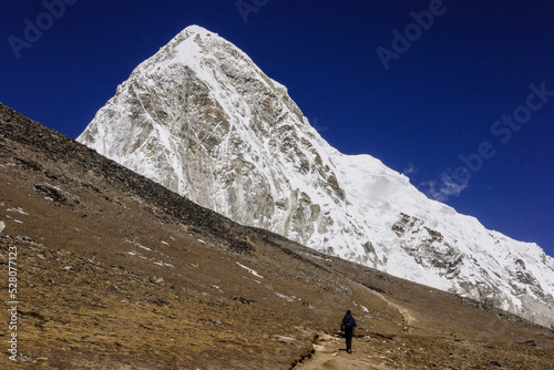ascenso al Kala Patthar 5550mts y cima del Pumori 7165 mts.glaciar de Khumbu.Sagarmatha National Park, Khumbu Himal, Nepal, Asia.