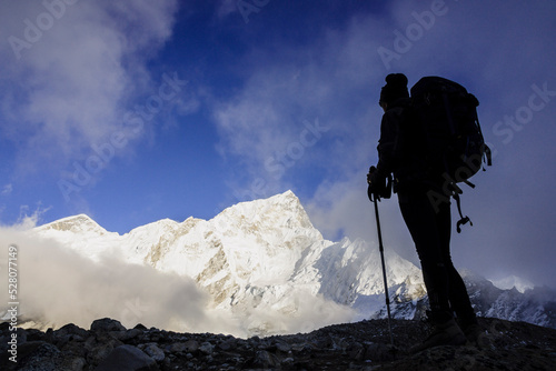 montañero en el glaciar de Khumbu.Sagarmatha National Park, Khumbu Himal, Nepal, Asia.