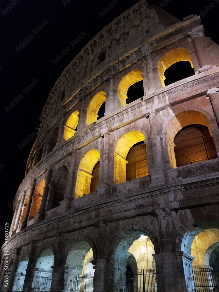 Naklejka premium colosseum at night