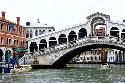 Rialto Bridge in Venice © Devan